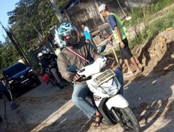 Aktivitas Perataan Tanah di Jalan Raya Kadumangu Bikin Kotor dan Membahayakan