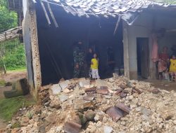 Babinsa Sukajaya Bersihkan Puing Rumah Ambruk Akibat Diterjang Angin Kencang