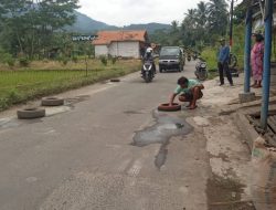 Sering Makan Korban, Warga di Nanggung Ini Swadaya Tambal Jalan Yang Berlubang