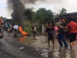 Protes PUPR Akibat Jalan Mirip Kubangan Kerbau, Warga Tamansari Tebar Lele Jumbo dan Bakar Ban