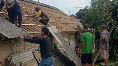Tak Dilirik Pemkab Bogor, Warga Desa Cibanteng Kerja Bakti Perbaiki Rumah Korban Puting Beliung