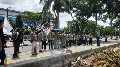 Bela Ade Emon, Gabungan Mahasiswa Ini Gelar Aksi di PN Cibinong