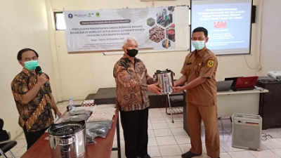 Dosen IPB University Ajarkan Warga Cihideung Ilir Mengolah Limbah Pertanian Jadi Biopelet
