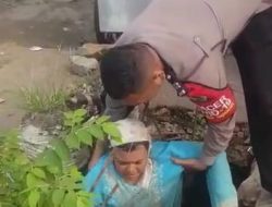 Salut, Aiptu Dwi Yono Bhabinkamtibmas Sukahati Tolong ODGJ Yang Tercebur Got