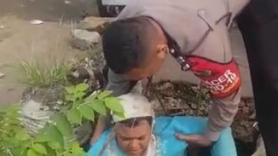 Salut, Aiptu Dwi Yono Bhabinkamtibmas Sukahati Tolong ODGJ Yang Tercebur Got