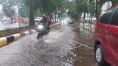 Baru Diperbaiki, Jalan Raya Pemda Kabupaten Bogor Tergenang Air Mirip Kubangan Kerbau