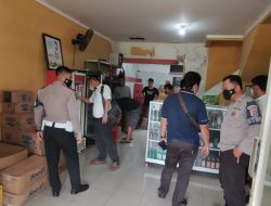 Polsek Cileungsi Angkut 186 Botol Miras Saat Lakukan Penggerebekan di Ruko Metland