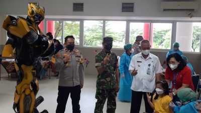 Keren Euy, Robot Transformer Hibur Anak Yang Ikut Vaksinasi di Gunung Putri