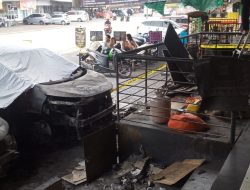 Waduh! Dua Mobil Terbakar di Depan District Reflexy