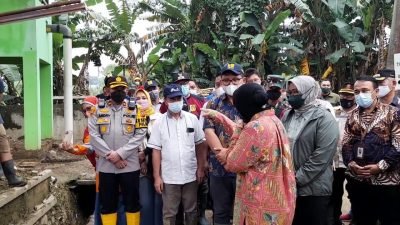 Mensos Risma Semprot Pejabat Ini di Lokasi Banjir Bojongkulur, Termasuk Bupati Bogor?