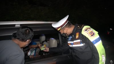 Keren Nih, Sat Lantas Polres Bogor Bagikan Mamin Kepada Masyarakat Yang Terjebak Macet