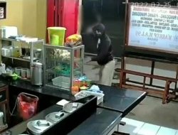 Viral Video Pria Acungkan Celurit Ambil Uang Rp 50 Ribu di Warkop Cibubur