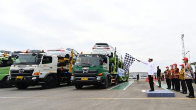 Jokowi Lepas Ekspor Perdana Mobil Fortuner ke Australia