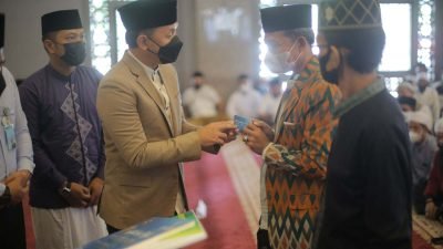 Bima Arya Serahkan Kartu ATM BJB dan Kartu BPJS Kepada 600 Guru Ngaji