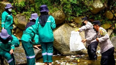Peringati HPSN 2022, Kapolres Bogor Pimpin Aksi Bersih-bersih Sampah Sungai Ciliwung