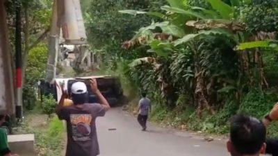 Tak Kuat Nanjak, Bus Asal Bekasi Terguling di Sukamakmur