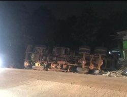 Rem Blong, Truk Pengangkut Tanah di Kemang Terguling dan Menimpa Tiga Bangunan
