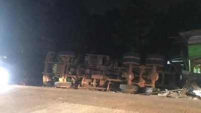 Rem Blong, Truk Pengangkut Tanah di Kemang Terguling dan Menimpa Tiga Bangunan