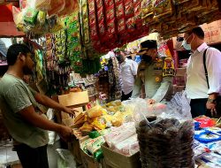 Anggota Polsek Cileungsi Cek Harga Migor dan Bahan Pokok di Pasar, Ini Hasilnya