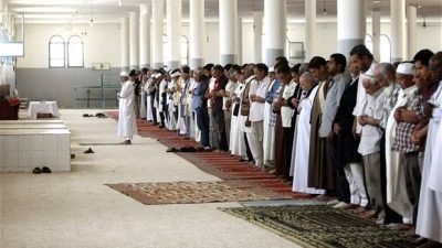 Mulai Hari Ini Saf Sholat Berjamaah Kembali Dirapatkan, Tak Lagi Berjarak