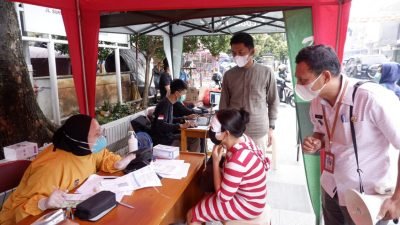 Diskominfo Kota Bogor Berikan Minyak Goreng dan Takjil Gratis Bagi yang Disuntik Vaksin Booster