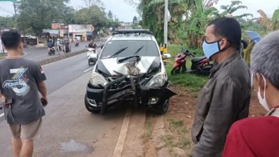 Niat Ngabuburit, Mobil Ini Malah Nabrak Warung Es Kelapa Muda, Tuh Bonyok