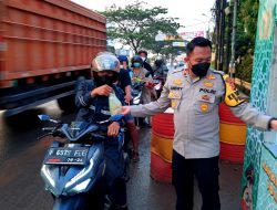 Polsek Cileungsi Bagikan Takjil Gratis dan Sosialisasikan Informasi Vaksin