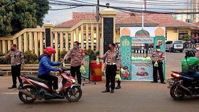 Polsek Cileungsi Bagikan Takjil Gratis Setiap Hari Selama Ramadan