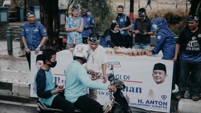 Peduli Sesama, Demokrat Kabupaten Bogor Bagikan Takjil Gratis Kepada Masyarakat