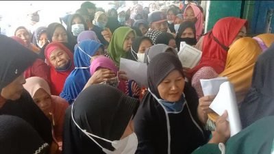 Warga Desa Cinangka Berebut Antrian BLT Minyak Goreng Jelang Lebaran
