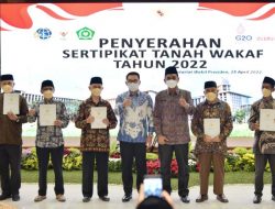 Ridwan Kamil Serahkan 502 Sertipikat Tanah Wakaf untuk Masyarakat Jabar