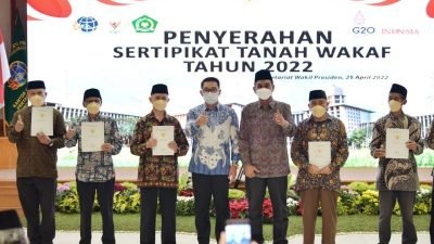 Ridwan Kamil Serahkan 502 Sertipikat Tanah Wakaf untuk Masyarakat Jabar