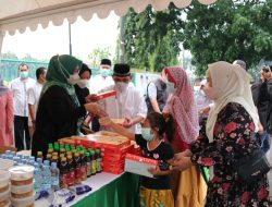 Ade Yasin Turun Langsung Bagikan Takjil Gratis Kepada Masyarakat