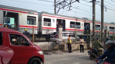 Mobil Tertabrak KRL Bogor-Jakarta di Citayam, Satu Orang Luka Parah