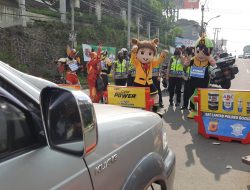 Polres Bogor Turunkan Badut Hibur Warga yang Terjebak Macet di Jalur Puncak