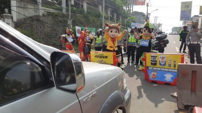 Polres Bogor Turunkan Badut Hibur Warga yang Terjebak Macet di Jalur Puncak
