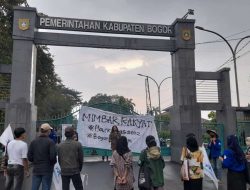 Gelar Aksi, FMB Sampaikan Tujuh Tuntutan Hingga Beri Kartu Merah Untuk Pemkab Bogor