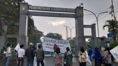 Gelar Aksi, FMB Sampaikan Tujuh Tuntutan Hingga Beri Kartu Merah Untuk Pemkab Bogor