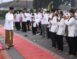 Jokowi dan Ibu Iriana Salat Idul Fitri di Halaman Istana Yogyakarta