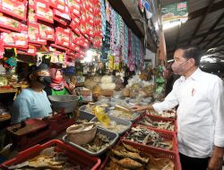 Jokowi Blusukan Sekaligus Bagikan Bansos di Pasar Cibinong