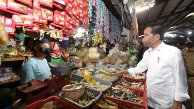 Jokowi Blusukan Sekaligus Bagikan Bansos di Pasar Cibinong