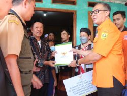 Tinjau Lokasi dan Serahkan Bantuan Korban Longsor di Cijeruk, Iwan Setiawan Fokus Hal Ini