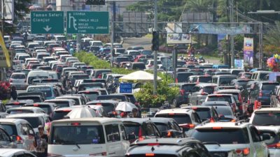 24 Ribu Kendaraan Wisatawan Padati Puncak, Prediksi Hari Ini Puncaknya