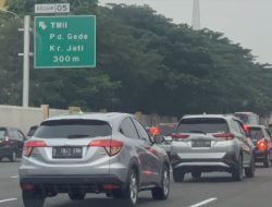 Kondisi Lalu Lintas Tol Jagorawi Arah Jakarta Terpantau Padat Pasca Libur Lebaran