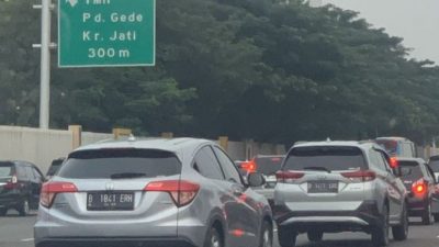 Kondisi Lalu Lintas Tol Jagorawi Arah Jakarta Terpantau Padat Pasca Libur Lebaran
