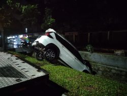 Hindari Motor, Suzuki Ertiga Terperosok ke Selokan di Cileungsi