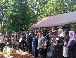 Gugur Saat Tugas di Poso, Bripka Janwar Sobar Wijaya Asal Bogor Dimakamkan Secara Militer oleh Kapolda Kepri