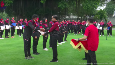 Jokowi Serahkan Bonus Apresiasi bagi Atlet Indonesia di SEA Games Vietnam
