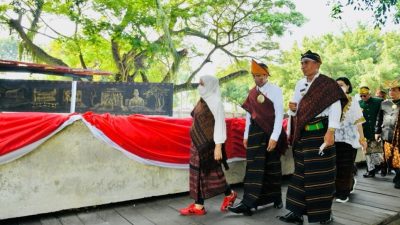 Jokowi Terima Gelar Adat Ende Mosalaki Ulu Beu Eko Bewa