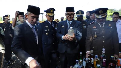 Iwan Setiawan Musnahkan Ribuan Botol Miras Hasil Operasi Nobat